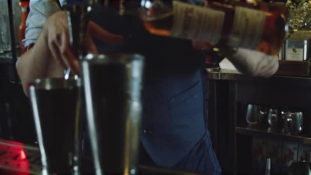 Asiatischer Barkeeper Verschüttet Whiskey Jigger Film Look Und Animierte Kamerafahrt — Stockvideo
