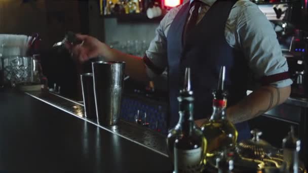 Asiatische Barkeeper Machen Wenig Wackeltricks Film Look Und Verschwommener Bartresen — Stockvideo