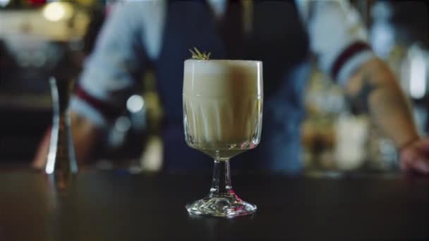 低および高角度がぼやけてレストラン バー背景を持つウイスキー ミルク トニック ソーダのミント冷たいモダンなカクテルのクローズ アップ — ストック動画