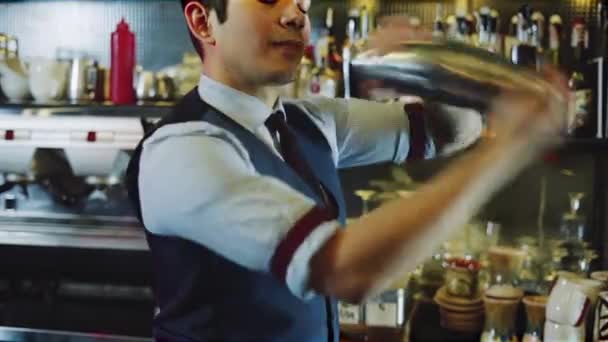 Asiatischer Barkeeper Schüttelt Cocktail Mit Eis Shaker Auf Der Theke — Stockvideo