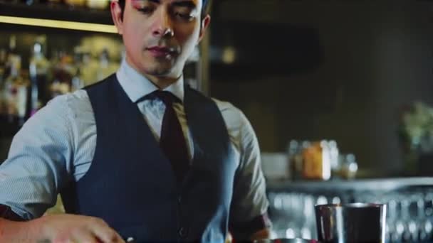 Asiatische Barkeeper Verschüttet Getränk Jagger Film Optik Und Große Theke — Stockvideo