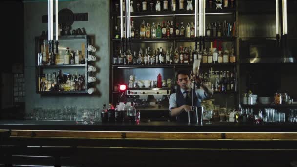 Asiatische Barkeeper Verschüttet Getränk Shaker Film Look Und Große Theke — Stockvideo