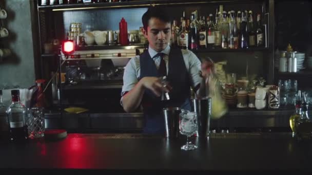 Asiatische Barkeeper Verschüttet Getränk Shaker Film Look Und Große Theke — Stockvideo