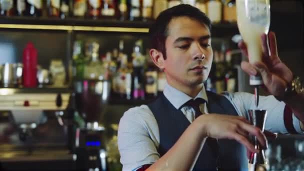 Asiatische Barkeeper Verschüttet Getränk Shaker Film Look Und Animierte Kamera — Stockvideo