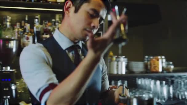 Asiatische Barkeeper Verschüttet Flüssigkeit Aus Jigger Glas Filmlook Und Animierte — Stockvideo