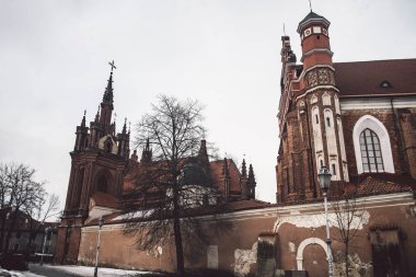 St. Anne's kilise ve Vilnius, Litvanya Bernardine Manastırı. Kış sezonu itibariyle turizm