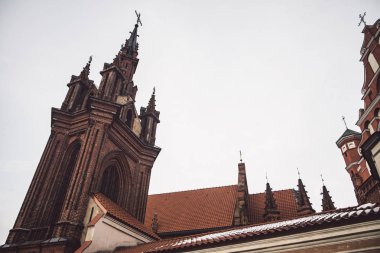 St. Anne's kilise ve Vilnius, Litvanya Bernardine Manastırı. Kış sezonu itibariyle turizm