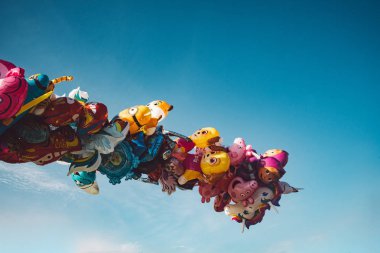 Mavi derin gökyüzü arka plan üzerinde parlak renkli baloons