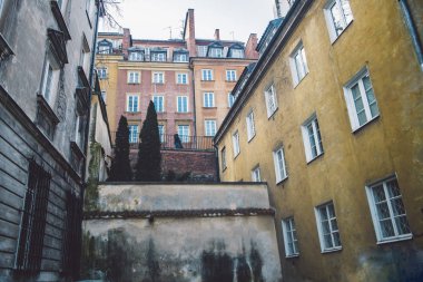 Eski mimari ve kış arka plan ile eski dar Varşova sokak