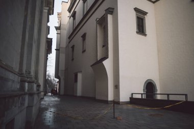 Eski mimari ve kış arka plan ile eski dar Vilnius Sokağı