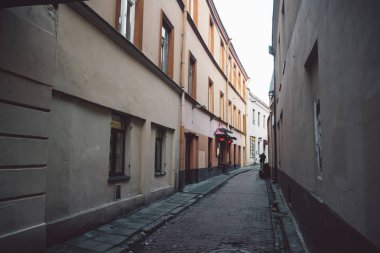 Eski mimari ve kış arka plan ile eski dar Vilnius Sokağı