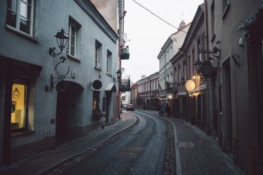 Eski mimari ve kış arka plan ile eski dar Vilnius Sokağı