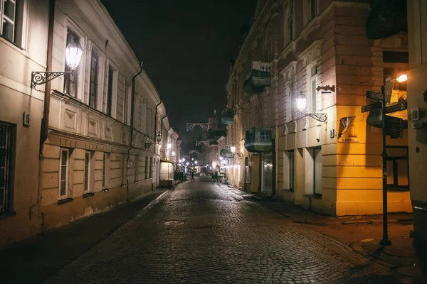 Древняя Узкая Ночь Вильнюсская Улица Старой Архитектурой Зимним Фоном — стоковое фото