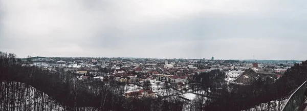 Vilnius eski şehir panoraması. Yüksek noktadan City'de kış sezonu iyi görünüm