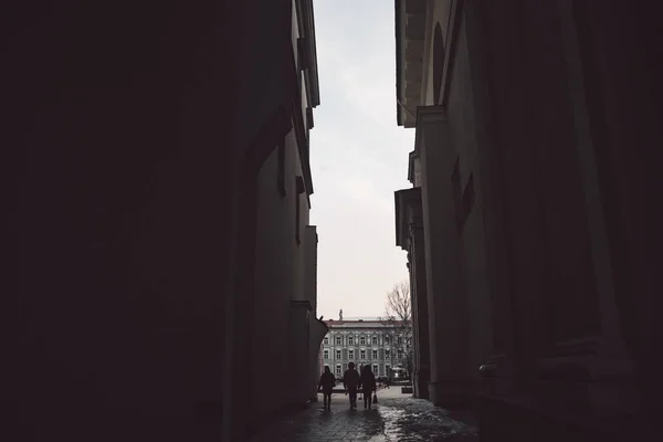 Ancient Narrow Vilnius Street Dark People Silhoettes — Stock Photo, Image