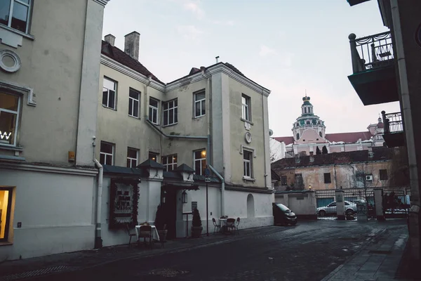 Antiga Rua Estreita Vilnius Com Arquitetura Antiga Fundo Inverno — Fotografia de Stock