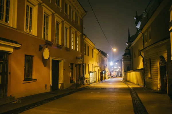 Eski mimari ve kış arka plan ile eski dar gece Vilnius Sokağı
