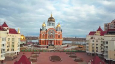 Obolon quay, Kiev, Ukrayna, modern kırmızı Ortodoks Kilisesi. Bir yerleşim bölgesinde, altın kubbe