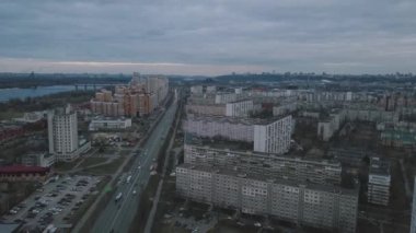 Kiev yurt alanı bölge Sovyet paneliyle evler, yol trafik ve ufuk arka plan