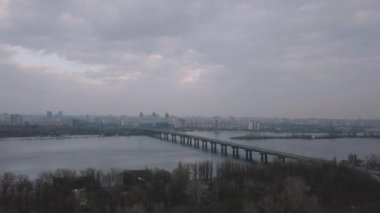 Paton Dnipro Nehri'nin köprüden. Kiev içinde en önemli ve ünlü yerlerinden