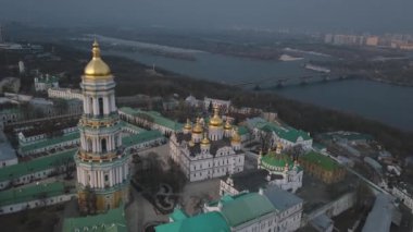 Sofiya Kyivska, en ünlü Ukraynalı Ortodoks müteşekkil havadan görünümü. Altın kubbe ile kilise. Günbatımı ve Kiev şehir üzerinde geniş görüş