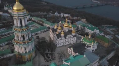 Sofiya Kyivska, en ünlü Ukraynalı Ortodoks müteşekkil havadan görünümü. Altın kubbe ile kilise. Günbatımı ve Kiev şehir üzerinde geniş görüş