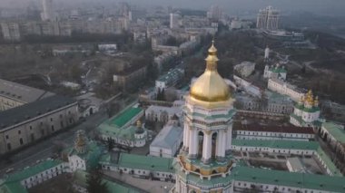 Sofiya Kyivska, en ünlü Ukraynalı Ortodoks müteşekkil havadan görünümü. Altın kubbe ile kilise. Günbatımı ve Kiev şehir üzerinde geniş görüş