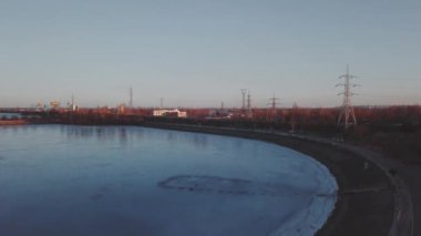 Vyshgorod Rıhtımı - Kiev rezervuar. Derin su renk, gün batımı ve güzel doğa ile kış hava çekim