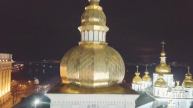 Gece vakti St. Michael'ın Golden-Domed Manastırı. Biri en ünlü Ukrayna dönüm noktası, orhodox Kilisesi