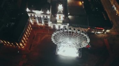 Kiev Sunni Noel geceleri adil FERRING direksiyonda ışıklı şehir arka plan üzerinde