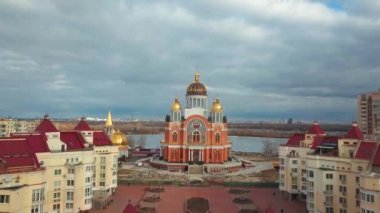 Obolon quay, Kiev, Ukrayna, modern kırmızı Ortodoks Kilisesi. Bir yerleşim bölgesinde, altın kubbe