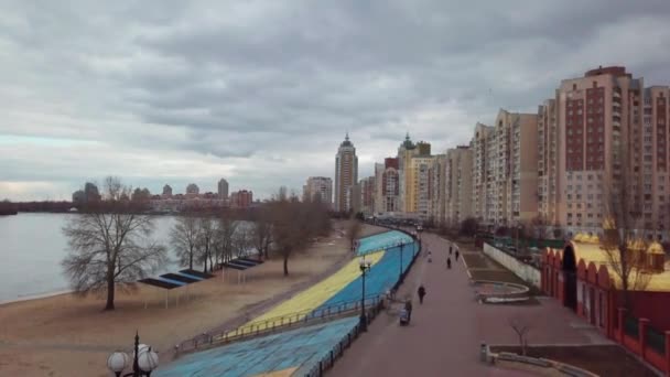 Obolon Quay Med Dnjepr Floden Bakgrund Och Ukrainska Flagga — Stockvideo