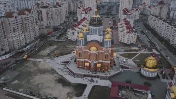Moderní Červené Pravoslavná Církev Obolon Quay Kyjev Ukrajina Zlaté Kupole — Stock video