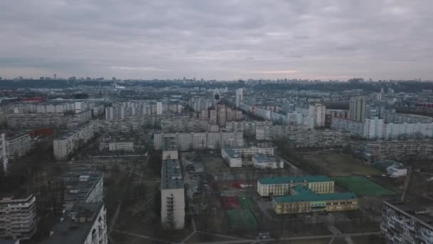 基辅宿舍区 有苏联面板房 道路交通和地平线背景 — 图库视频影像