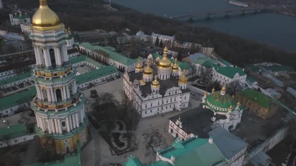 最も有名なウクライナ正教会のランドマークの一つ Sofiya 地図の空中写真 黄金のドームのある教会 夕日とキエフ市広視野 — ストック動画