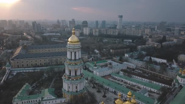 最も有名なウクライナ正教会のランドマークの一つ Sofiya 地図の空中写真 黄金のドームのある教会 夕日とキエフ市広視野 — ストック動画