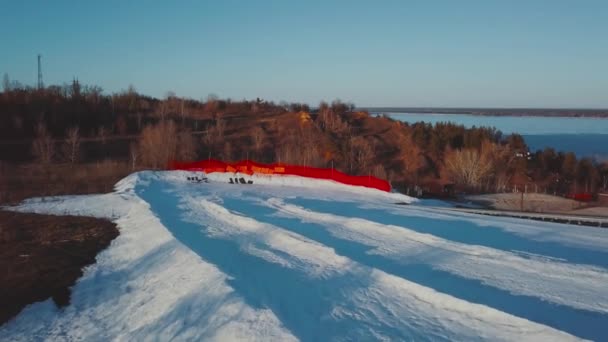 Kayak Merkezi Ile Ağaçlar Beyaz Kar Bir Sürü Küçük Kasaba — Stok video