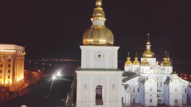 晚上的圣迈克尔金色圆顶修道院 乌克兰最著名的地标之一 奥霍多克斯教堂 — 图库视频影像