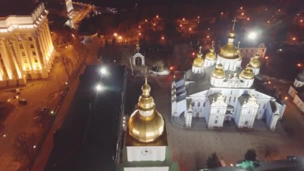 晚上的圣迈克尔金色圆顶修道院 乌克兰最著名的地标之一 奥霍多克斯教堂 — 图库视频影像