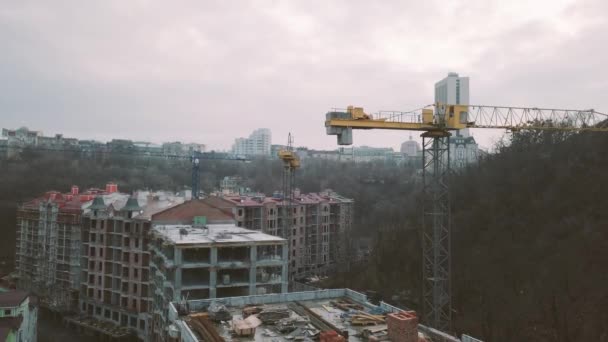 Sarı Vinç Eski Tarzı Binalar Podil District Ukrayna Kiev Üzerinde — Stok video