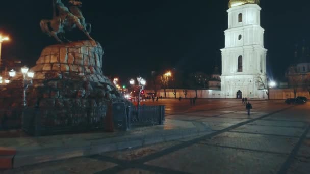 夕暮れ時にボフダン フメリヌィーツィクィイ記念碑と大きな正教会キエフの有名かつ重要なランドマーク Sofiya — ストック動画