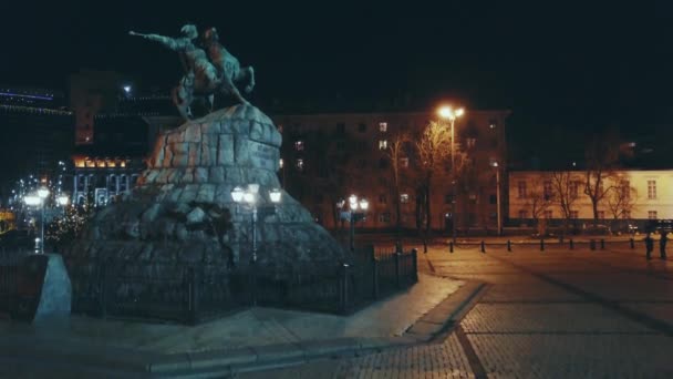 ウクライナ キエフの中心部 Sofiivskiy 広場に夕暮れ時にボフダン フメリヌィーツィクィイ記念碑 重要な伝説的な歴史的な人物と首長 — ストック動画