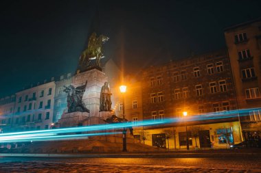 Krakow, Polonya'daki Grunwald Anıtı. Işıklı alacakaranlık ile çekim 