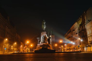 Krakow, Polonya'daki Grunwald Anıtı. Işıklı alacakaranlık ile çekim 