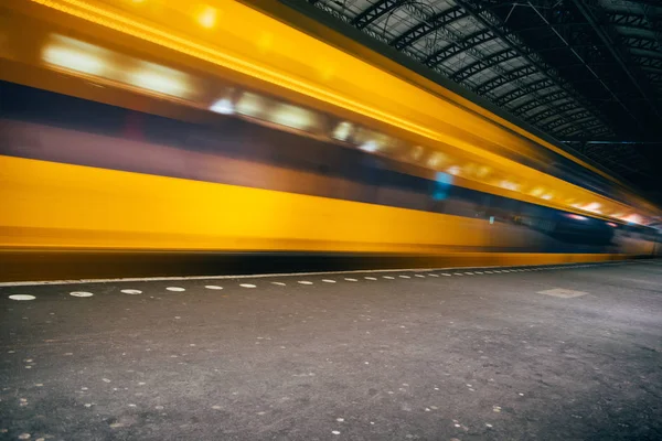 Tren istasyonunda yüksek hızda bulanık tren hareketi 
