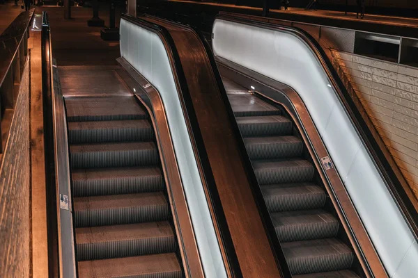 Dunkle öffentliche Rolltreppe mit warmem Licht — Stockfoto