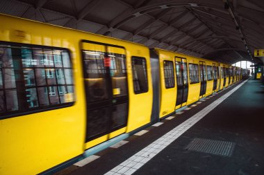 Berlin 'de sarı metro treni bulanıklaştı. Halk U-bahn taşımacılığı