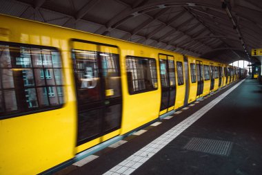 Berlin 'de sarı metro treni bulanıklaştı. Halk U-bahn taşımacılığı