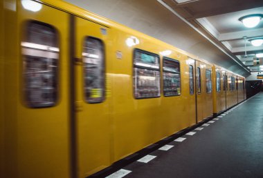 Berlin 'de sarı metro treni bulanıklaştı. Halk U-bahn taşımacılığı