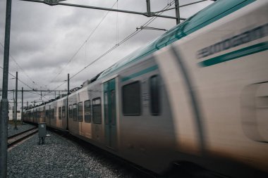 Tren istasyonunda yüksek hızda bulanık tren hareketi 